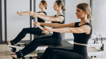 Découvrez les cours de pilates pour améliorer la posture et soulager le dos